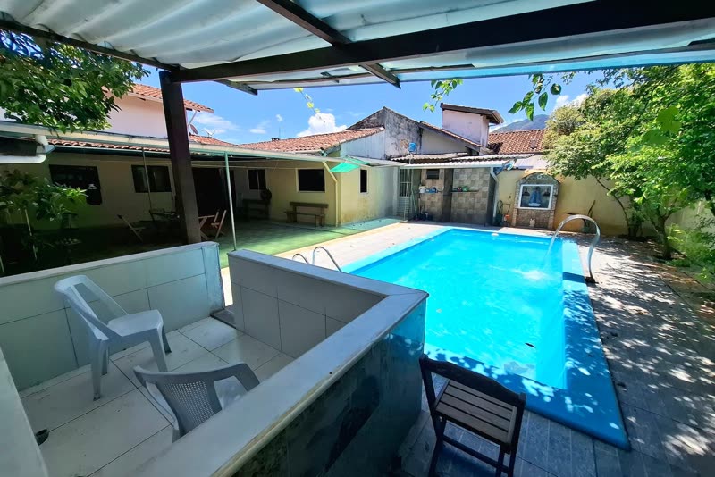 Pool and covered patio at Casarão do Indaiá